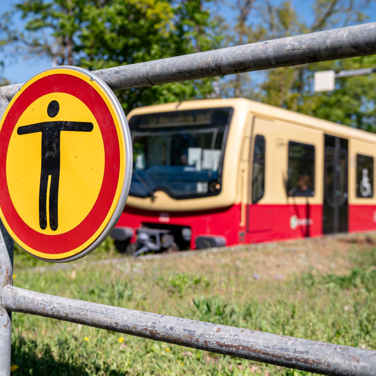 Immer wieder kommt es zu schweren Unfällen, weil Menschen auf U- oder S-Bahn-Dächer klettern und mitfahren. - Foto: Fabian Sommer/dpa