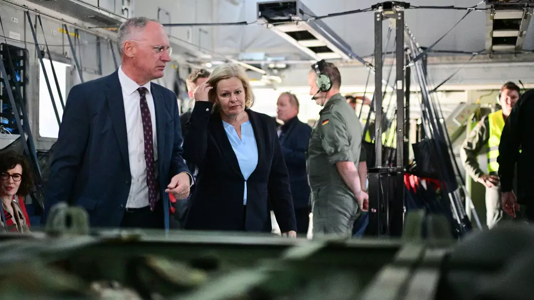 Die geschäftsführende Innenministerin Nancy Faeser (SPD) und der österreichische Innenminister Gerhard Karner (ÖVP) fliegen gemeinsam nach Syrien.  - Bild: Sebastian Gollnow/dpa