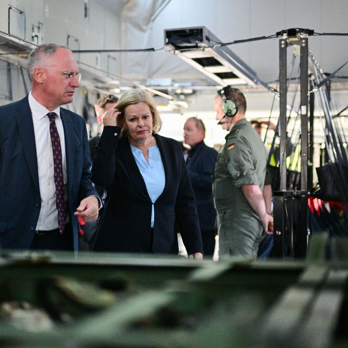 Die geschäftsführende Innenministerin Nancy Faeser (SPD) und der österreichische Innenminister Gerhard Karner (ÖVP) fliegen gemeinsam nach Syrien.  - Foto: Sebastian Gollnow/dpa