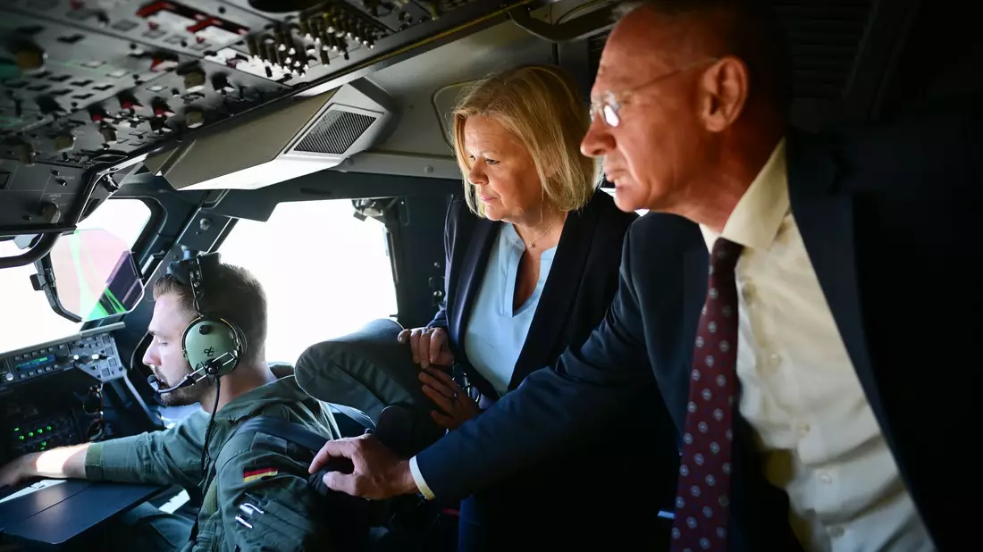 Beim ersten Mal wurde die Reise im letzten Moment abgesagt. Diesmal klappt es mit dem Besuch von Faeser und Karner in Damaskus. In Syrien gab es in der Zwischenzeit einen Wechsel im Amt des Innenministers. - Bild: Sebastian Gollnow/dpa