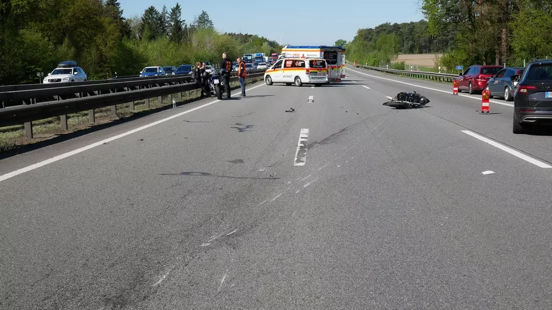 POL-ROW: ++ Verkehrsunfall auf BAB 1 - zwei Motorradfahrer schwer verletzt ++ ++ Verkehrsunfall mit landwirtschaftlicher Maschine - Güllefass auf Abwegen ++ ++ Sicherstellung nach nächtlicher Ruhestörung ++ - Bild: presseportal.de