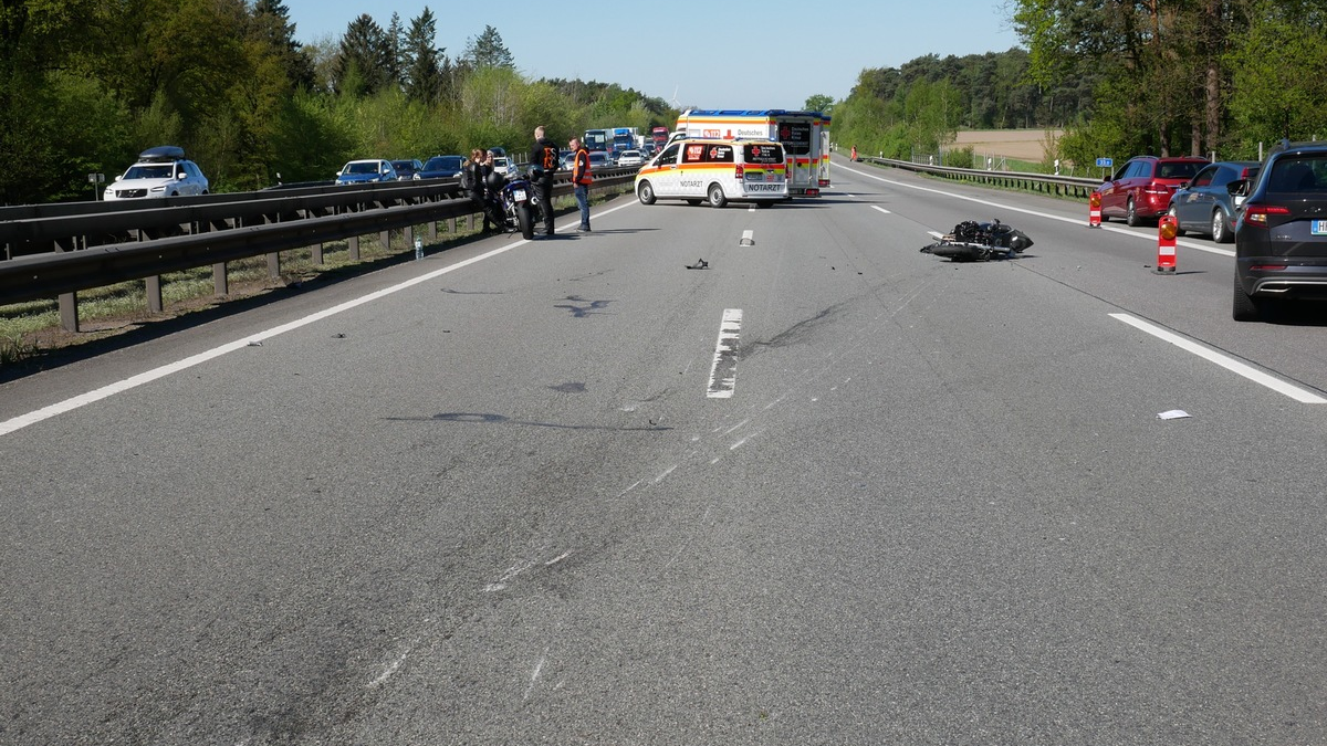 POL-ROW: ++ Verkehrsunfall auf BAB 1 - zwei Motorradfahrer schwer verletzt ++ ++ Verkehrsunfall mit landwirtschaftlicher Maschine - Güllefass auf Abwegen ++ ++ Sicherstellung nach nächtlicher Ruhestörung ++ - Foto: presseportal.de