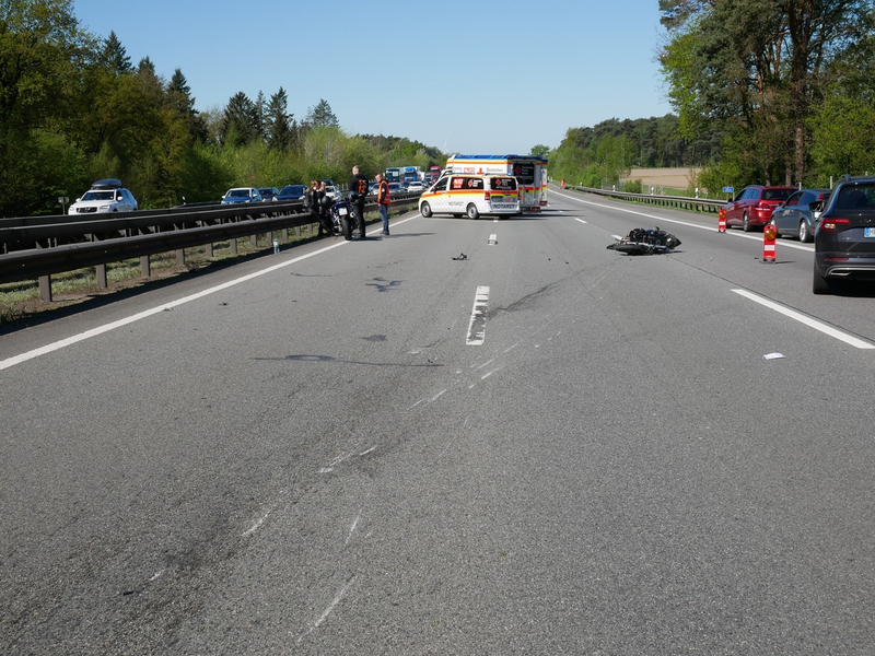 POL-ROW: ++ Verkehrsunfall auf BAB 1 - zwei Motorradfahrer schwer verletzt ++ ++ Verkehrsunfall mit landwirtschaftlicher Maschine - Güllefass auf Abwegen ++ ++ Sicherstellung nach nächtlicher Ruhestörung ++ - Foto: presseportal.de