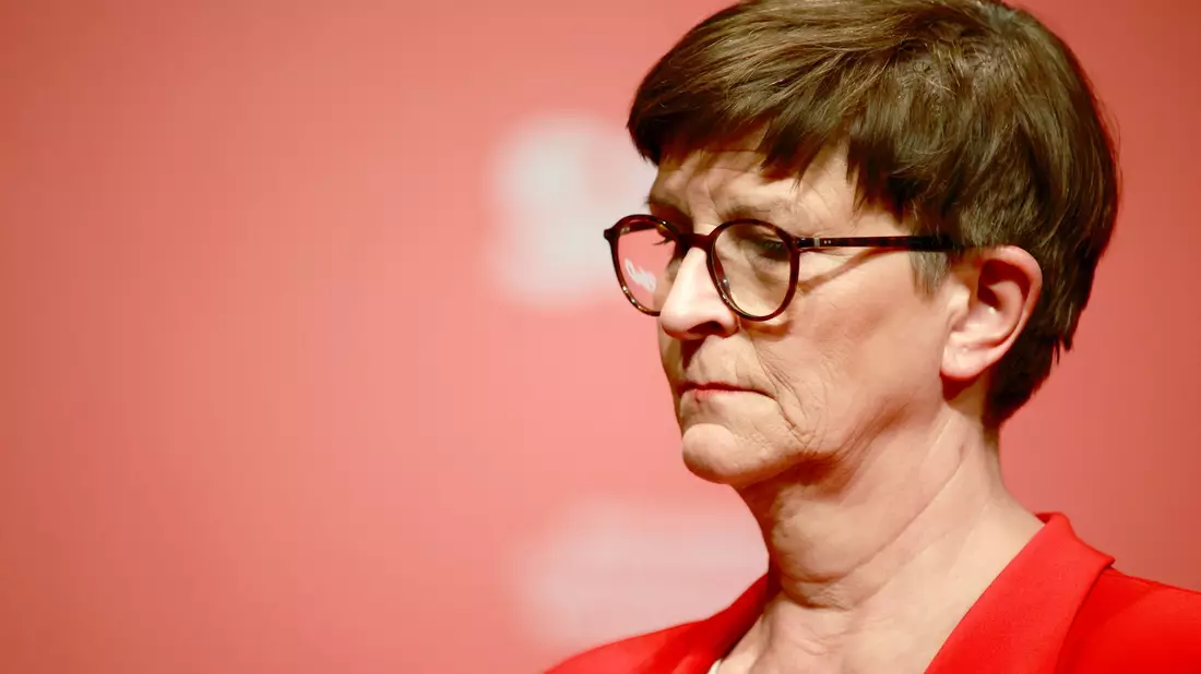 Bayerns Juso-Chef Benedict Lang findet den Umgang der SPD mit der Parteivorsitzenden Saskia Esken «bodenlos». - Bild: Matthias Bein/dpa
