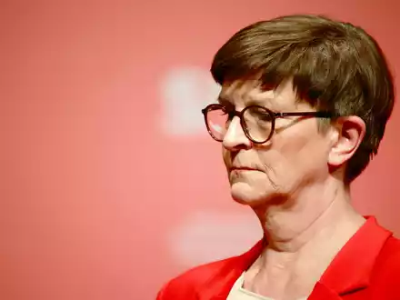Bayerns Juso-Chef Benedict Lang findet den Umgang der SPD mit der Parteivorsitzenden Saskia Esken «bodenlos». - Foto: Matthias Bein/dpa