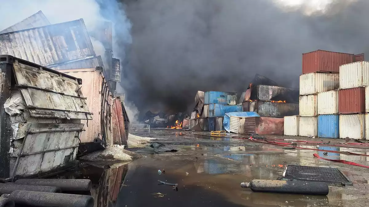 Container brennen am Tag nach der Explosion im Iran.  - Bild: Meysam Mirzadeh/Tasnim News Agency/AP/dpa