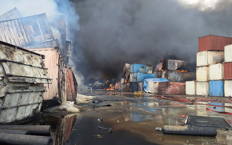 Container brennen am Tag nach der Explosion im Iran.  - Foto: Meysam Mirzadeh/Tasnim News Agency/AP/dpa