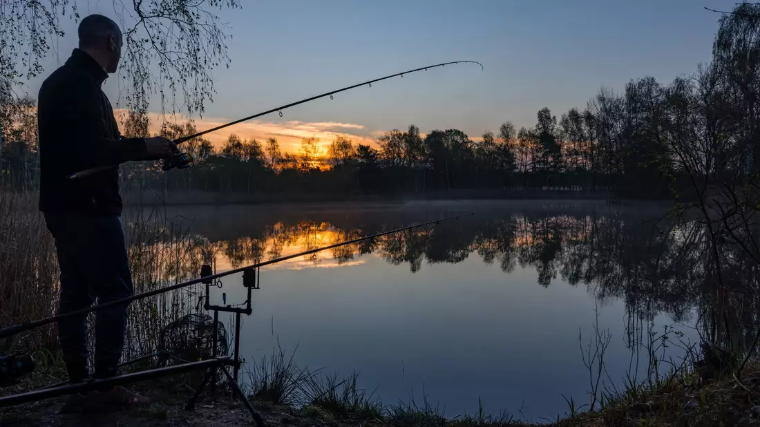 Die Stimmung bei den Anglern in Brandenburg ist getrübt: Die «Anglerkönigin 2024» wird nach einem besonders großen Fang ausgezeichnet, aber mit Hassnachrichten im Netz konfrontiert.  (Symbolbild) - Bild: Frank Hammerschmidt/dpa
