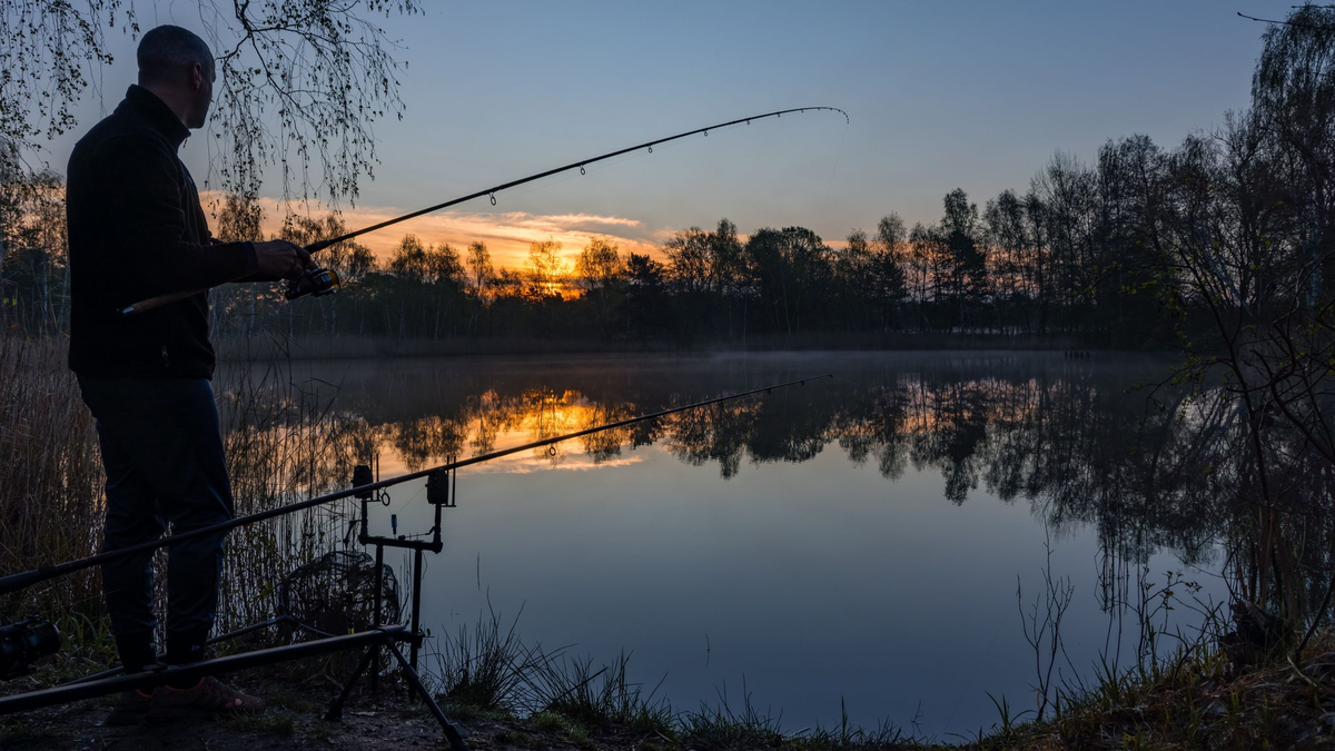 Die Stimmung bei den Anglern in Brandenburg ist getrübt: Die «Anglerkönigin 2024» wird nach einem besonders großen Fang ausgezeichnet, aber mit Hassnachrichten im Netz konfrontiert.  (Symbolbild) - Foto: Frank Hammerschmidt/dpa
