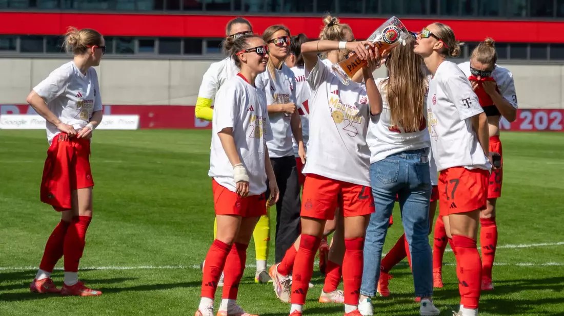 Jede Menge Meisterfreude. - Bild: Leonie Asendorpf/dpa