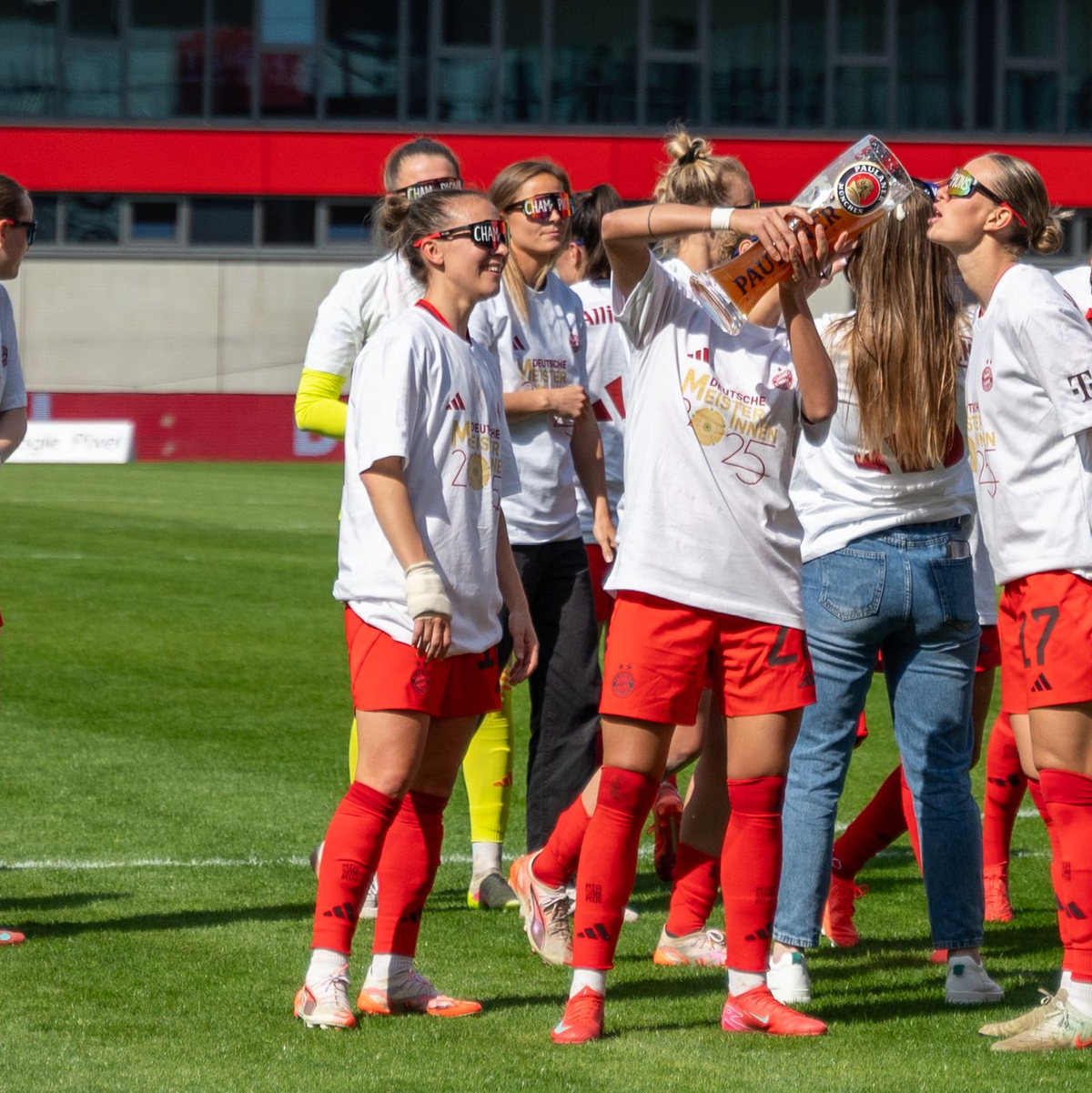 Jede Menge Meisterfreude. - Foto: Leonie Asendorpf/dpa