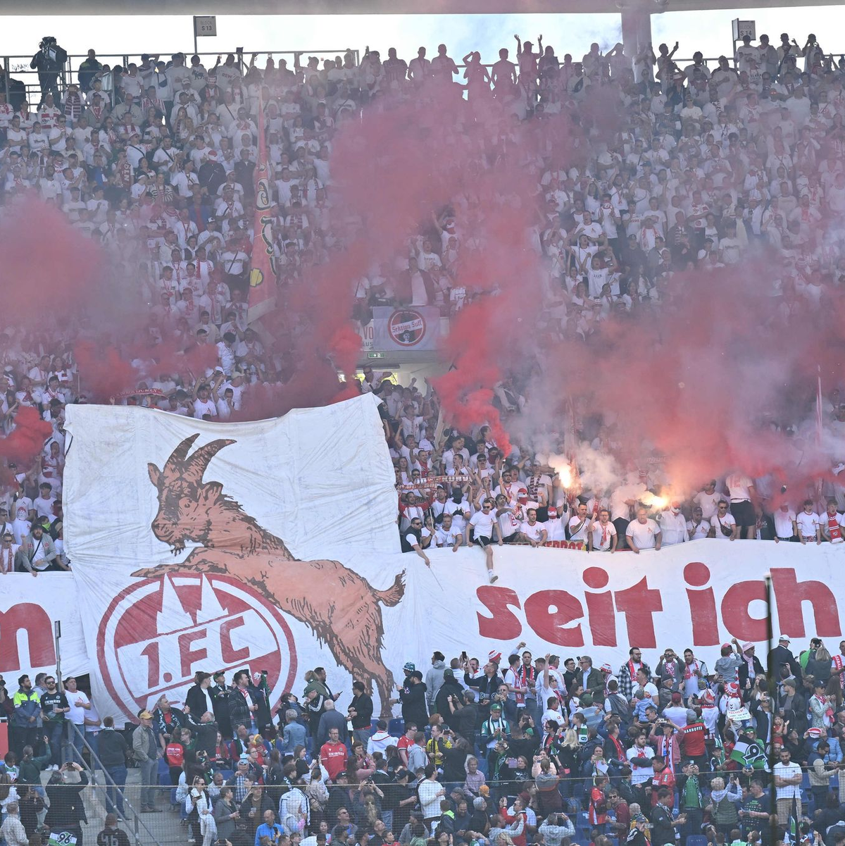 Die Fans des 1. FC Köln hatten nichts zu feiern in Hannover. - Foto: Swen Pförtner/dpa