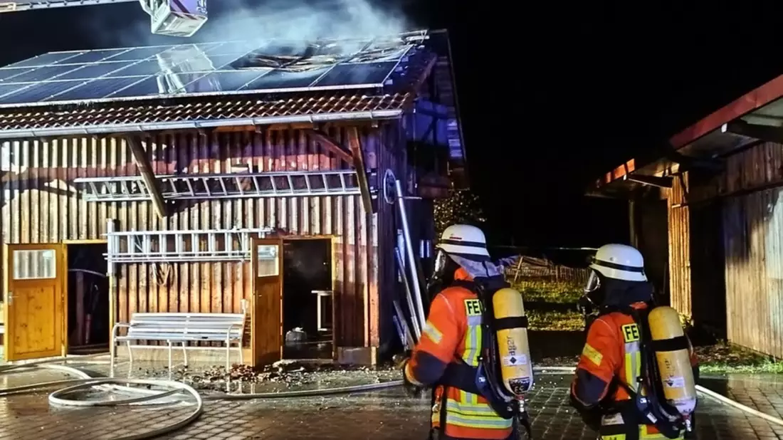 LRA-Ravensburg: Dachstuhlbrand eines Garagengebäudes mit Werkstatt in Niederwangen - Bild: presseportal.de