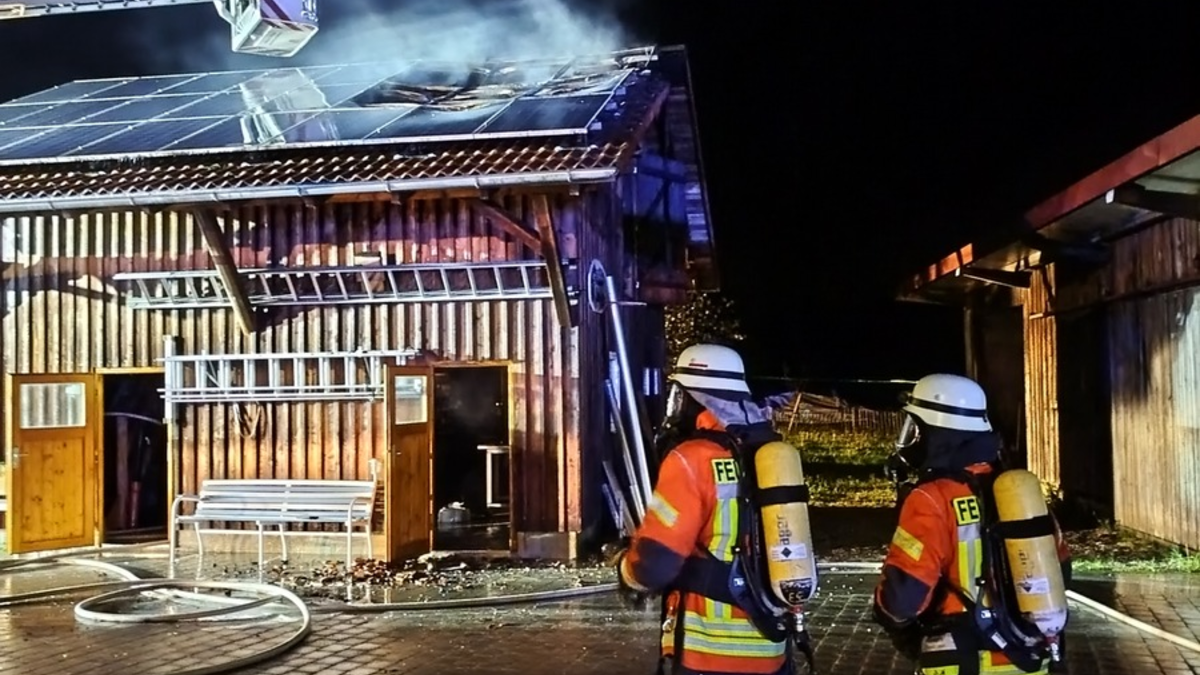 LRA-Ravensburg: Dachstuhlbrand eines Garagengebäudes mit Werkstatt in Niederwangen - Foto: presseportal.de