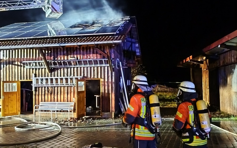 LRA-Ravensburg: Dachstuhlbrand eines Garagengebäudes mit Werkstatt in Niederwangen - Foto: presseportal.de