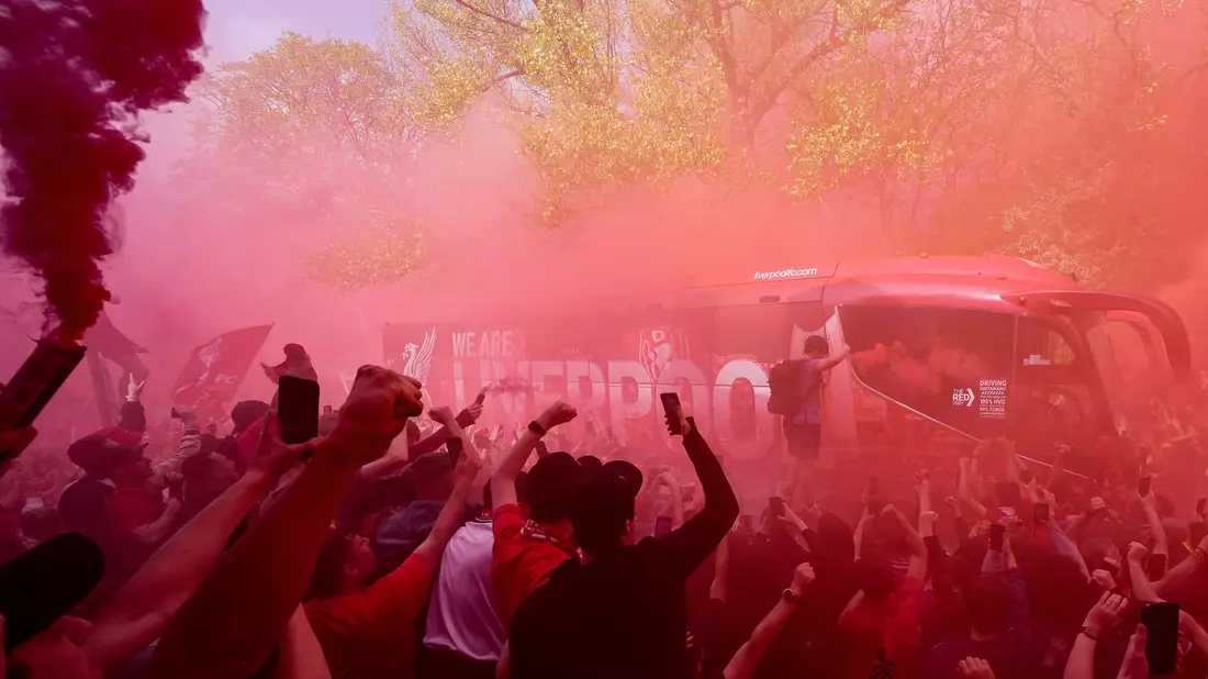 Die Liverpool-Fans hatten ihrem Team vor dem Spiel einen spektakulären Empfang bereitet. - Bild: Martin Rickett/PA Wire/dpa