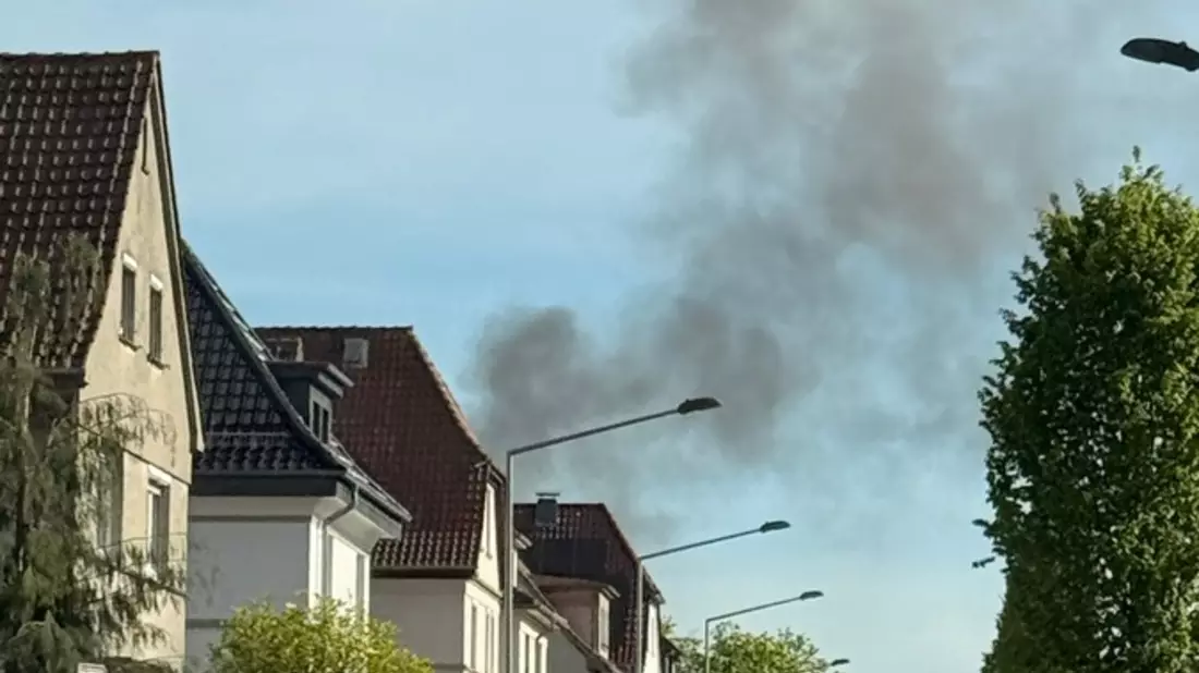 FW-DT: Garagenbrand - Deutliche Rauchsäule bereits auf Anfahrt sichtbar - Bild: presseportal.de