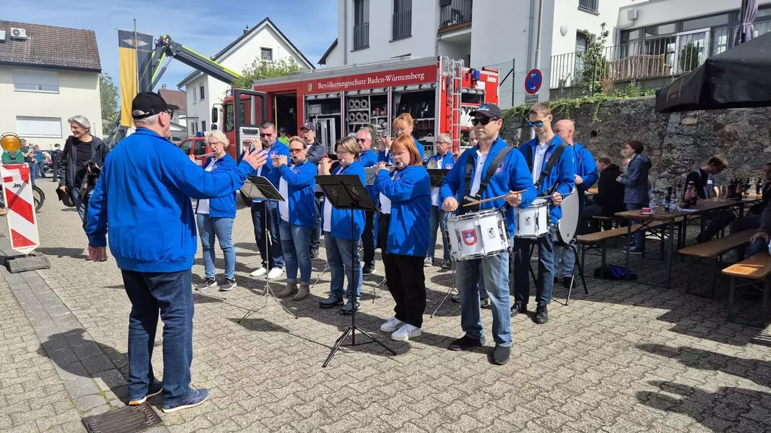FW Weinheim: Großes Interesse an der Arbeit der Freiwilligen Feuerwehr in Sulzbach - Bild: presseportal.de