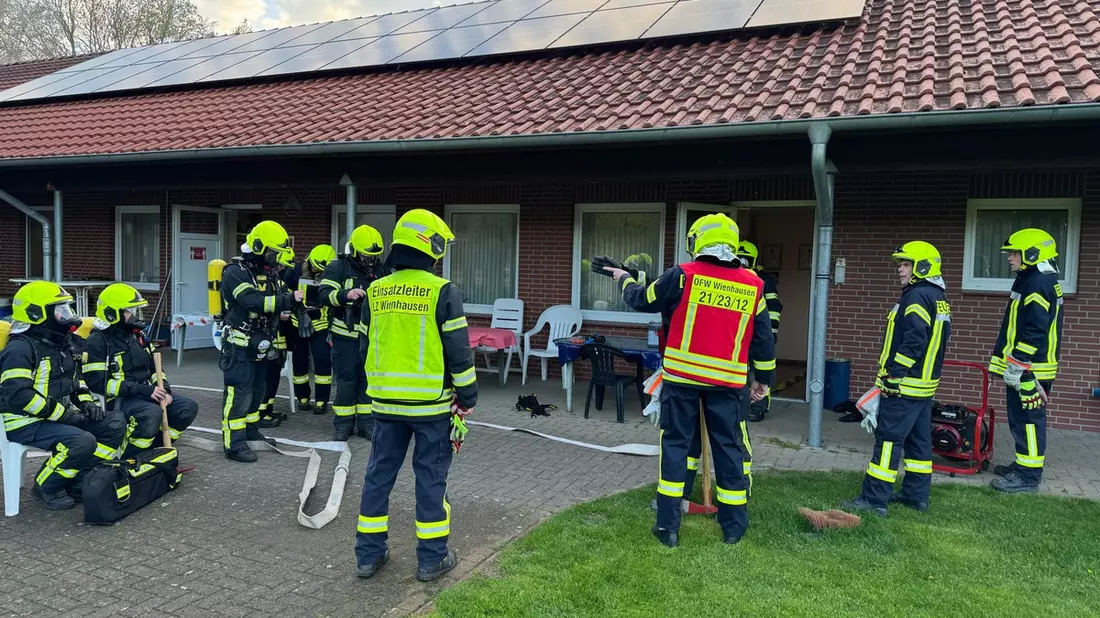 FW Flotwedel: Ortsfeuerwehren Wienhausen und Bockelskamp proben den Ernstfall im örtlichen Sportheim - Bild: presseportal.de