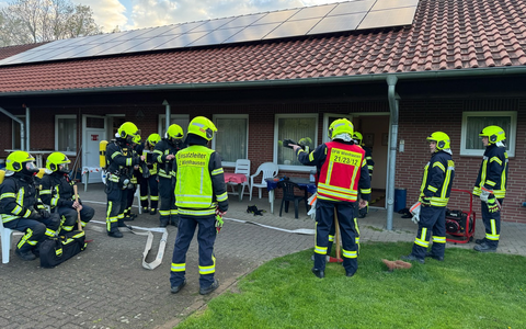 FW Flotwedel: Ortsfeuerwehren Wienhausen und Bockelskamp proben den Ernstfall im örtlichen Sportheim - Foto: presseportal.de