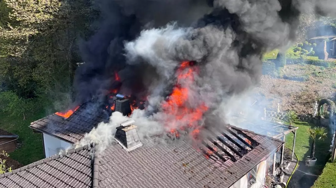 FW-OE: Dachstuhlbrand in Meggen - Bild: presseportal.de