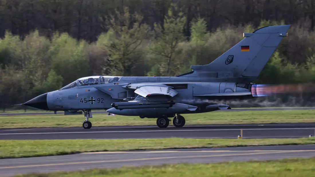 Zu den Militärausgaben zählen die Friedensforscher auch Aufwände für Personal, Militärhilfen sowie militärische Forschung und Entwicklung. (Symbolbild) - Bild: Oliver Berg/dpa