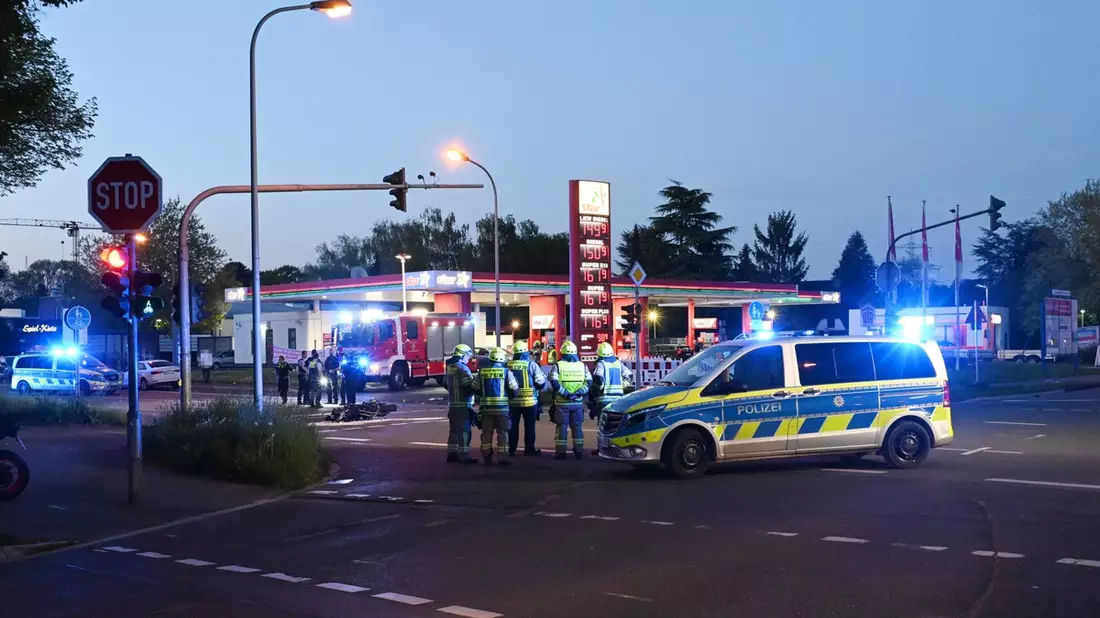 FW Pulheim: Unfall zwischen Motorrad und PKW - Bild: presseportal.de
