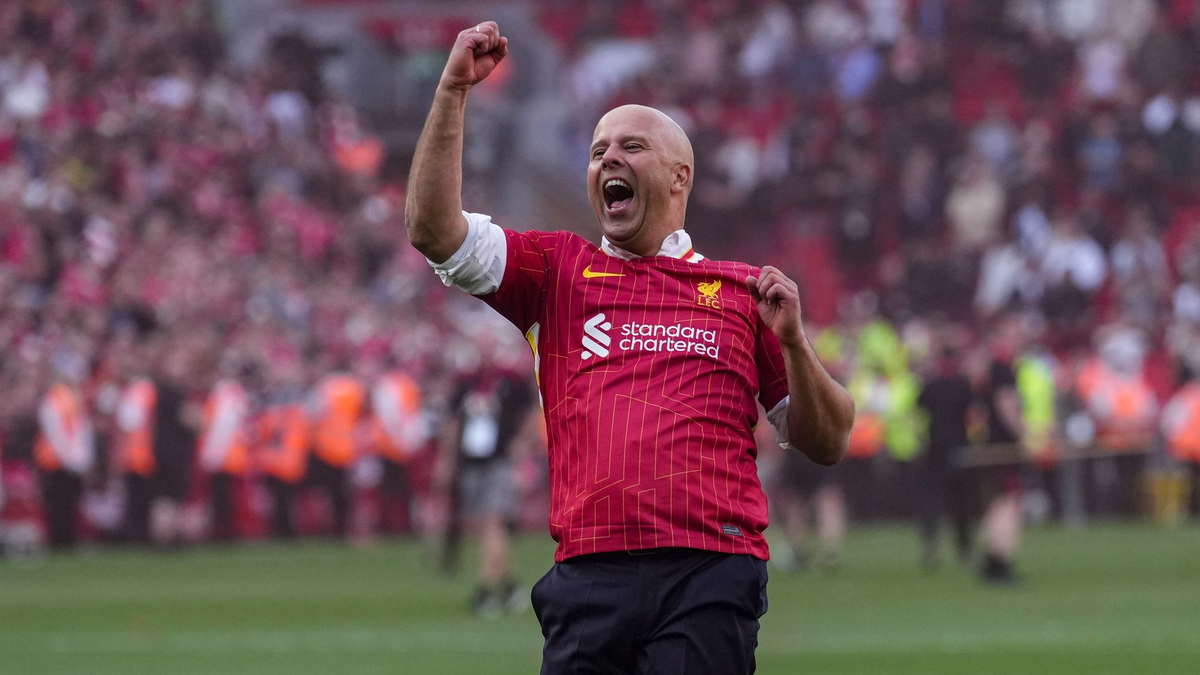Nach dem Gewinn der Meisterschaft mit dem FC Liverpool lobte Trainer Arne Slot seinen Vorgänger Jürgen Klopp - und sang für ihn. - Foto: Jon Super/AP/dpa