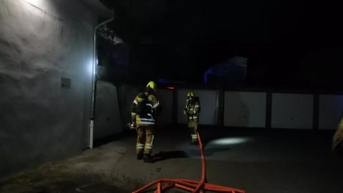 FW Paderborn: Unklare Rauchentwicklung stellte sich als Brand einer Garage heraus - Bild: presseportal.de