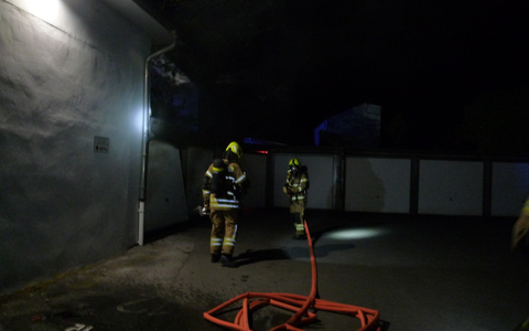 FW Paderborn: Unklare Rauchentwicklung stellte sich als Brand einer Garage heraus - Foto: presseportal.de