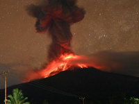 ILLUSTRATION Das Archivbild zeigt den Vulkan Lewotobi Laki-Laki am 27.4.2025.  - Foto: Geological Agency/dpa