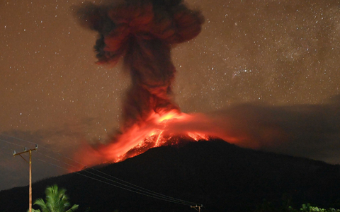 ILLUSTRATION Das Archivbild zeigt den Vulkan Lewotobi Laki-Laki am 27.4.2025.  - Foto: Geological Agency/dpa