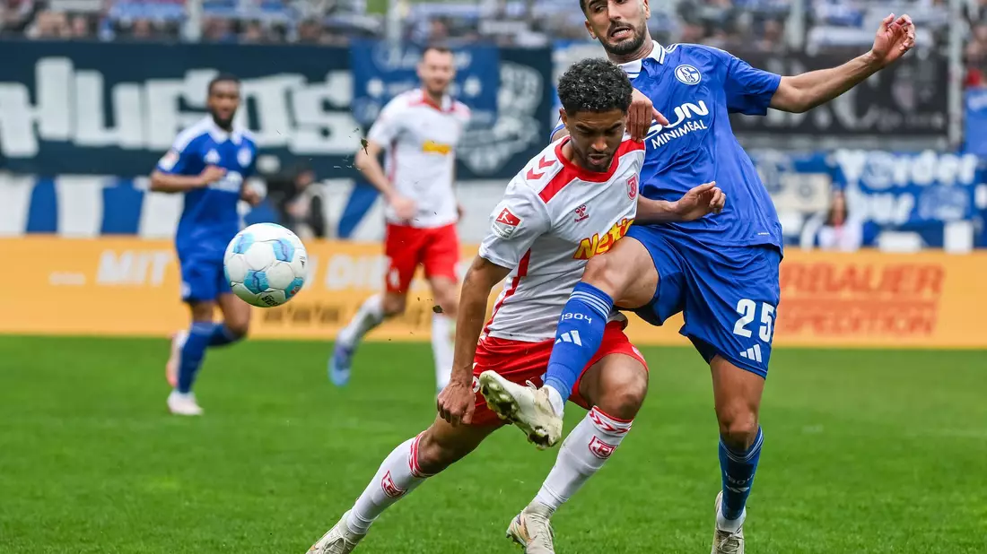 Der Schalker Aymen Barkok (r.) hat sich einen Social-Media-Aussetzer geleistet. - Bild: Armin Weigel/dpa