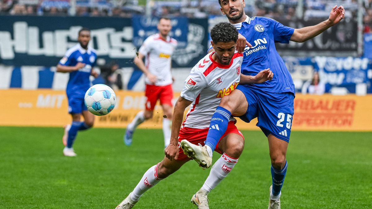 Der Schalker Aymen Barkok (r.) hat sich einen Social-Media-Aussetzer geleistet. - Foto: Armin Weigel/dpa