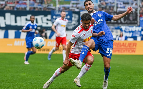 Der Schalker Aymen Barkok (r.) hat sich einen Social-Media-Aussetzer geleistet. - Foto: Armin Weigel/dpa