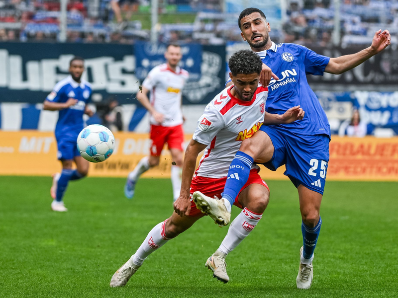 Der Schalker Aymen Barkok (r.) hat sich einen Social-Media-Aussetzer geleistet. - Foto: Armin Weigel/dpa