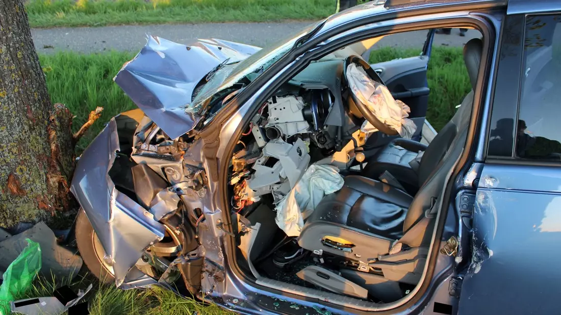 POL-MI: Auto kracht gegen Baum - Bild: presseportal.de