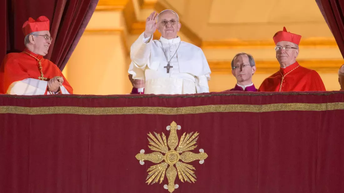 Am Ende des Konklaves von 2013 wurde Jorge Mario Bergoglio Papst Franziskus. (Archivbild) - Bild: picture alliance / dpa