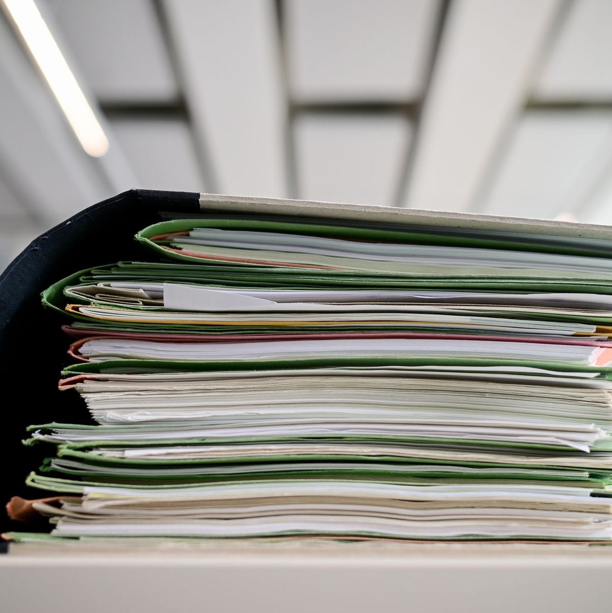 Akten in einem Finanzamt: So wirklich digital ist das noch nicht. - Foto: Sebastian Gollnow/dpa
