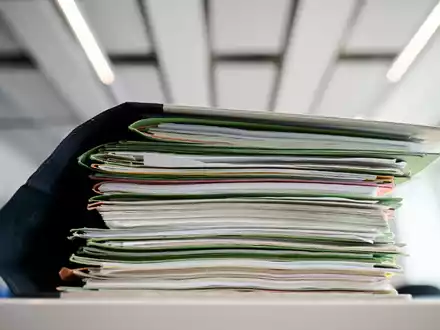 Der Normenkontrollrat befürchtet einen hohen bürokratischen Aufwand durch das geplante Tariftreuegesetz. (Symbolbild) - Foto: Sebastian Gollnow/dpa
