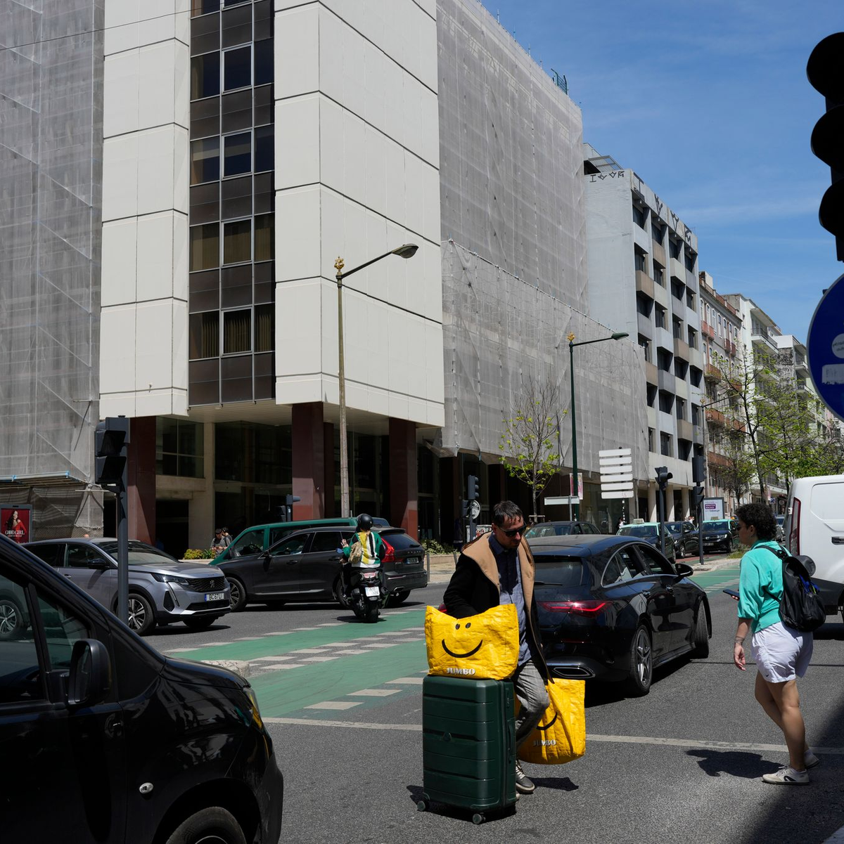 Strom weg, Ampeln aus: In Portugals Hauptstadt Lissabon ist auch der Verkehr vom massiven Stromausfall betroffen. - Foto: Armando Franca/AP/dpa