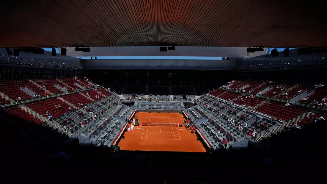 Vielerorts gingen die Lichter aus - wie hier bei einem Tennisturnier in Madrid. - Bild: Manu Fernandez/AP/dpa