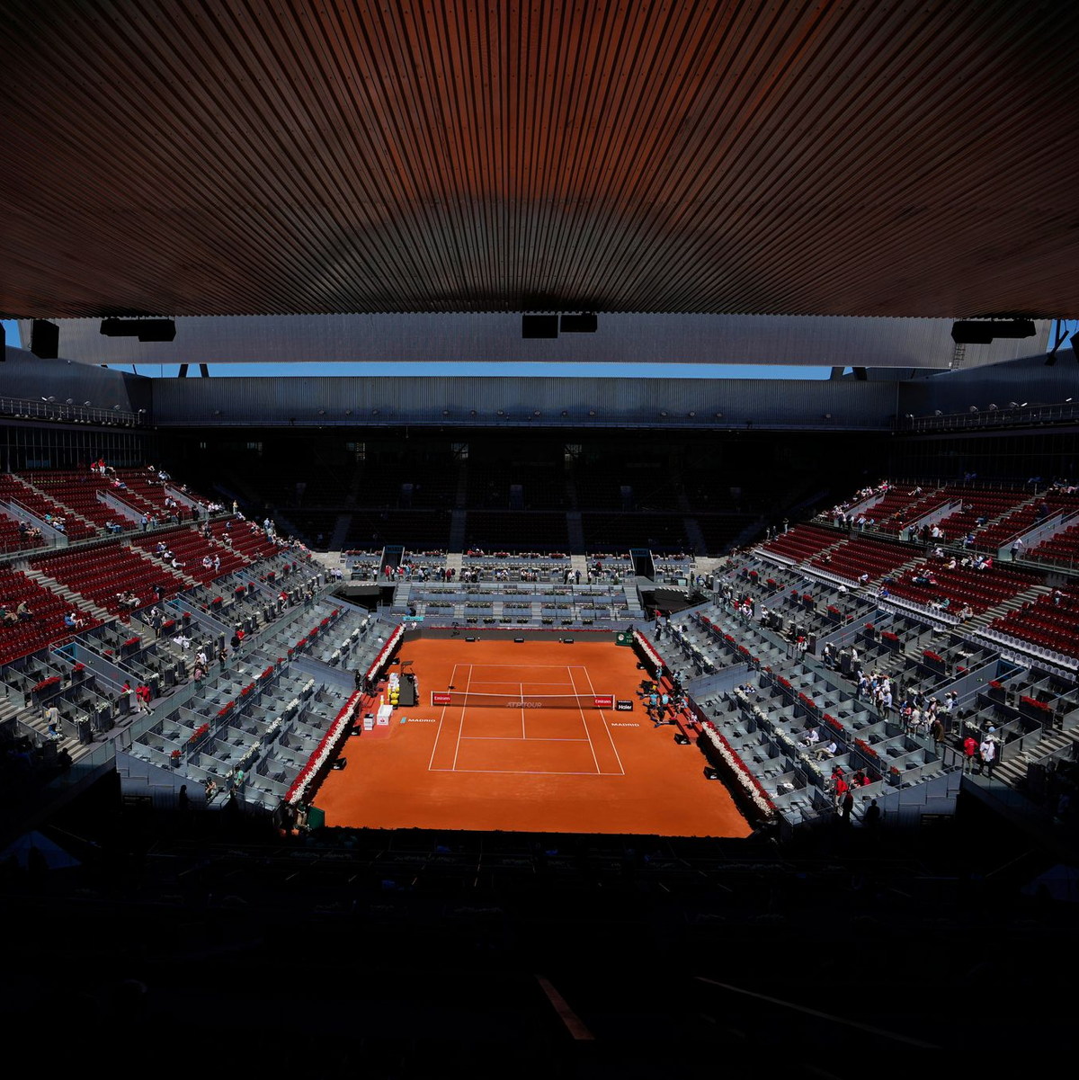 Vielerorts gingen die Lichter aus - wie hier bei einem Tennisturnier in Madrid. - Foto: Manu Fernandez/AP/dpa