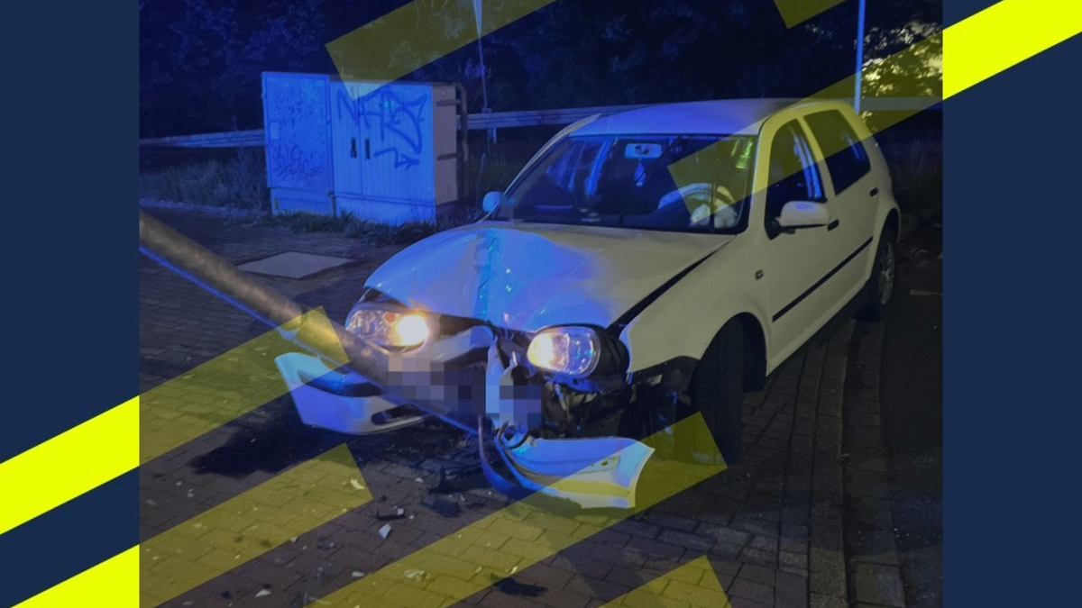 POL-DU: Großenbaum: Pkw kollidiert mit einem Ampelmast - Ein Verletzter - Foto: presseportal.de