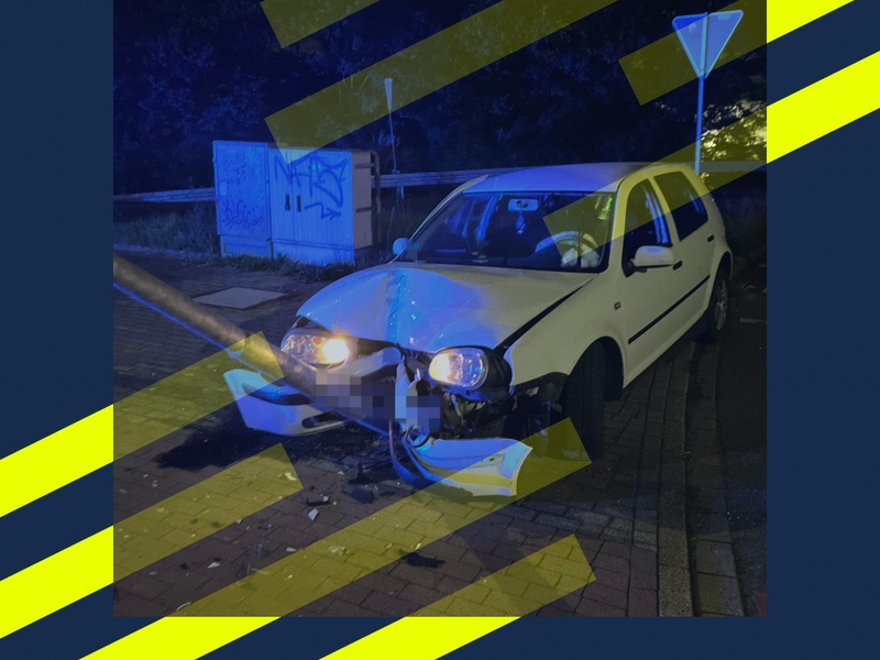 POL-DU: Großenbaum: Pkw kollidiert mit einem Ampelmast - Ein Verletzter - Foto: presseportal.de