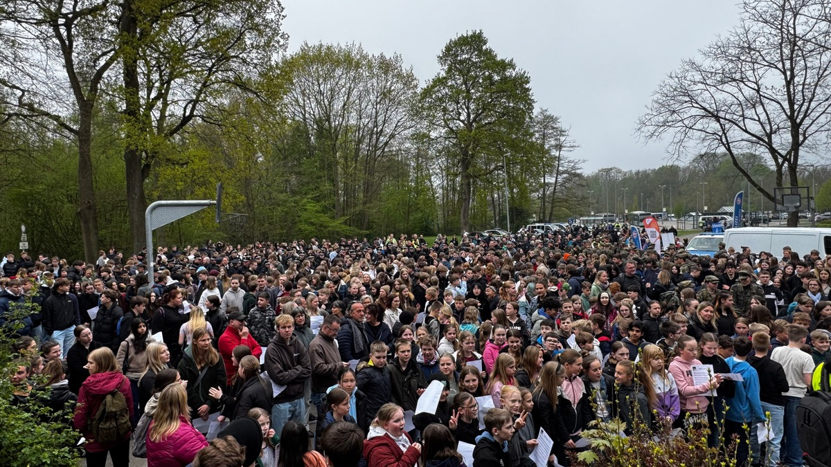POL-VER: Gedenkmarsch von Bremen-Farge nach Sandbostel: 3.000 Teilnehmende erinnern an 
