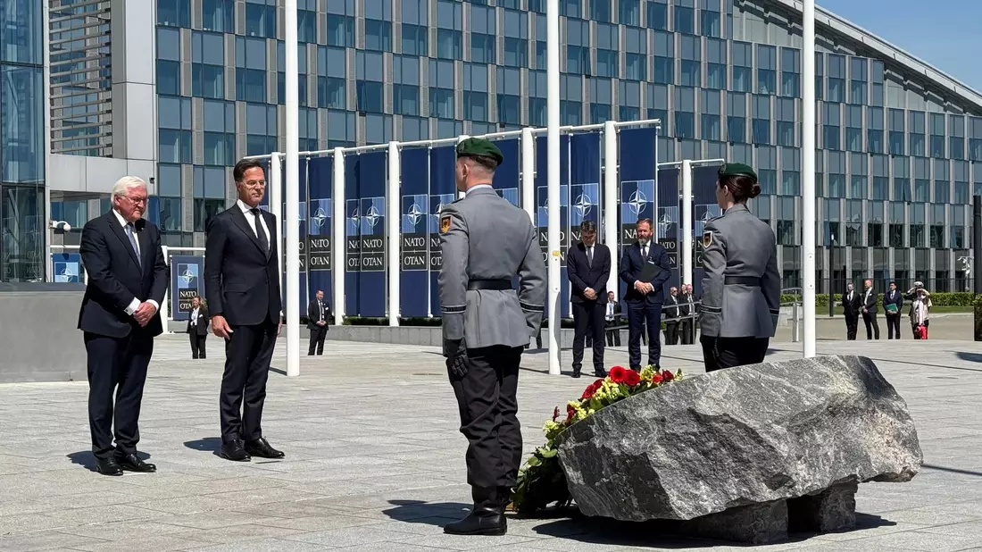 Mit einer Kranzniederlegung vor dem Nato-Hauptquartier begann der Festakt zum Beitritt Deutschlands zum Verteidigungsbündnis vor 70 Jahren.  - Bild: Ansgar Haase/dpa