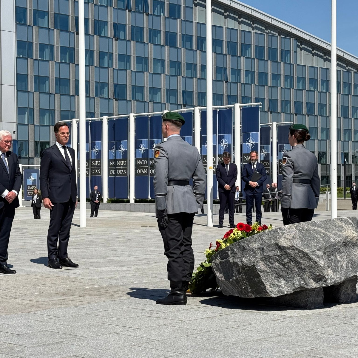 Mit einer Kranzniederlegung vor dem Nato-Hauptquartier begann der Festakt zum Beitritt Deutschlands zum Verteidigungsbündnis vor 70 Jahren.  - Foto: Ansgar Haase/dpa