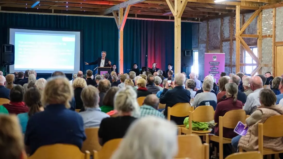 POL-LG: Gedenkmarsch von Bremen-Farge nach Sandbostel: 3.000 Teilnehmende erinnern an Todesmarsch 1945 - Bild: presseportal.de