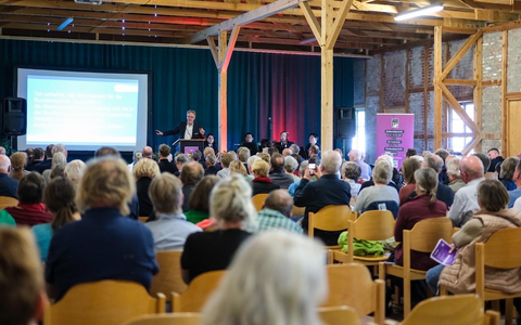 POL-OLD: Gedenkmarsch von Bremen-Farge nach Sandbostel: 3.000 Teilnehmende erinnern an Todesmarsch 1945 - Foto: presseportal.de POL-OLD: Gedenkmarsch von Bremen-Farge nach Sandbostel: 3.000 Teilnehmende erinnern an Todesmarsch 1945 - Foto: presseportal.de